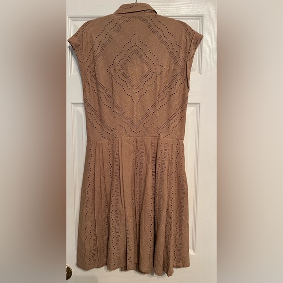 A Loves A eyelet tan dress size M - Picture 6 of 8